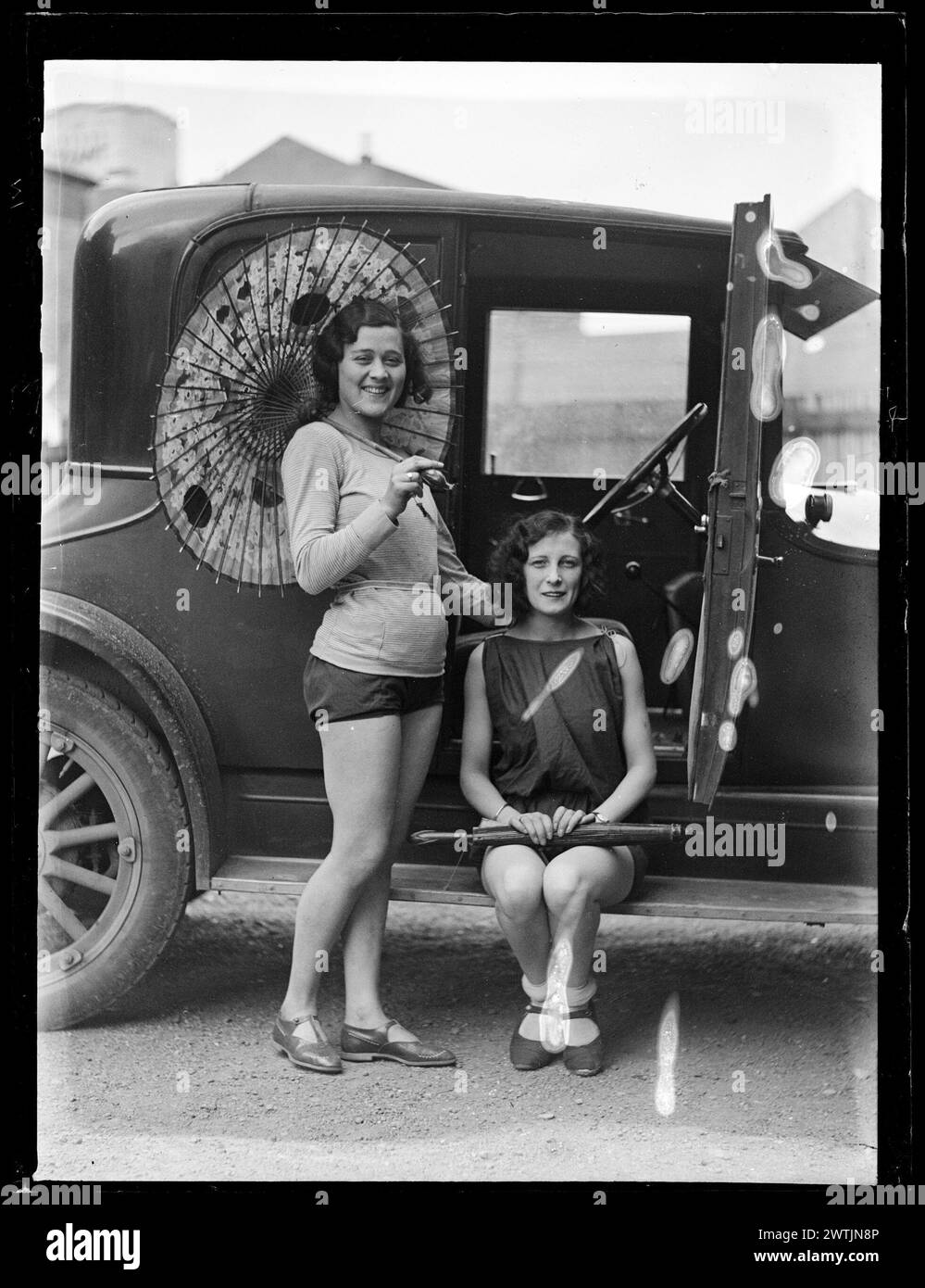 Deux femmes à côté des négatifs de plaques sèches de gélatine de voiture, des négatifs noir et blanc, des portraits Banque D'Images