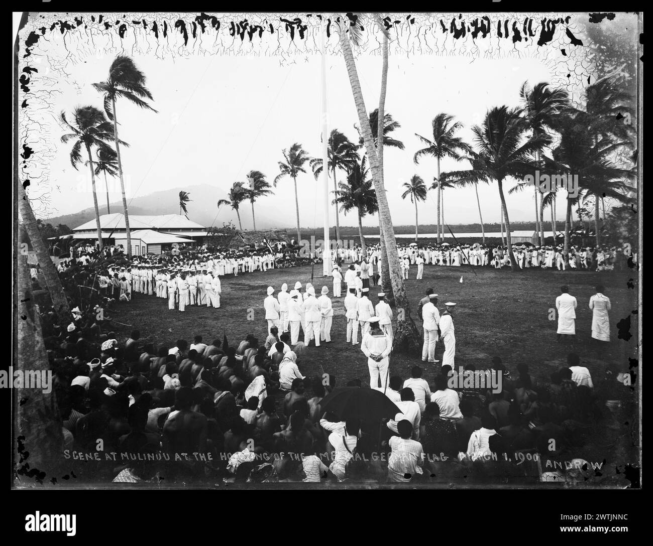 Scène à la péninsule de Mulinu'u, Upolu, hissant le drapeau impérial allemand négatifs noir et blanc, négatifs sur plaque sèche de gélatine Banque D'Images