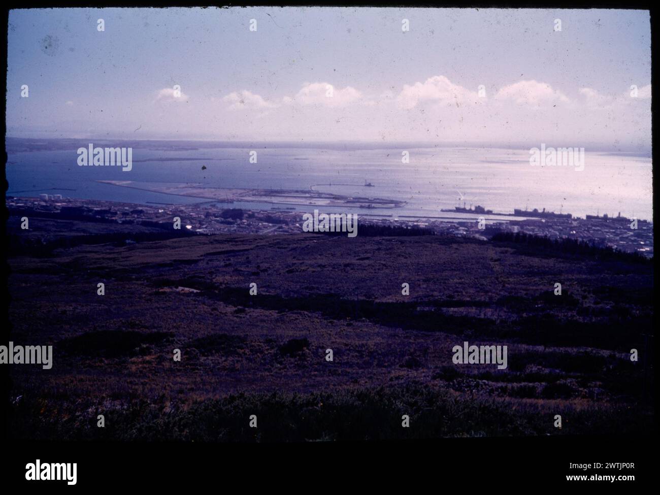 Panorama (W à NW) de Bluff Hill, The Bluff, Southland : les quais actuels et le port artisanal de l'île, en construction transparents couleur, diapositives couleur Banque D'Images