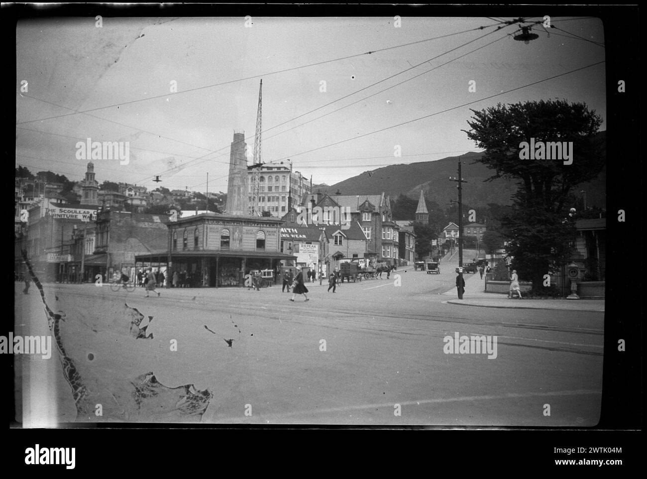 Angle de Bowen Street et Lambton Quay, Wellington avec cénotaphe sous construction négatifs argentés gélatineux, négatifs noir et blanc Banque D'Images