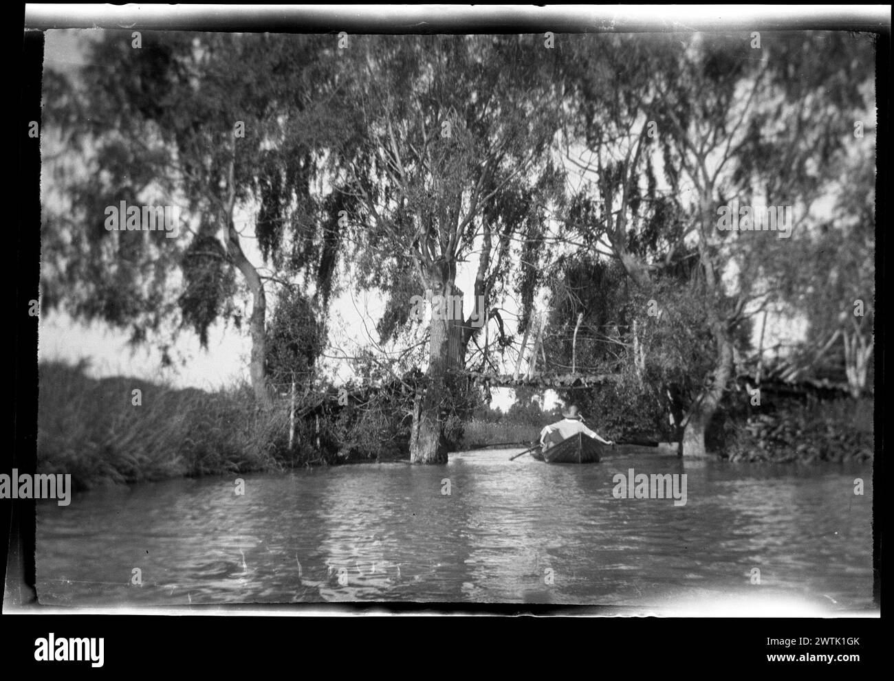 [Canoë sur une rivière] négatifs argentés gélatineux, négatifs noir et blanc Banque D'Images