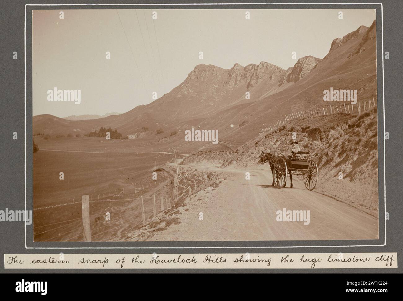 Notre route vers les grottes sur la route de Waimarama. 7 septembre 1914 : escarpe orientale des collines Havelock montrant l'énorme falaise de calcaire. Extrait de l'album : photographies de famille [1914-1917] tirages photographiques, tirages argentés gélatineux, paysages Banque D'Images