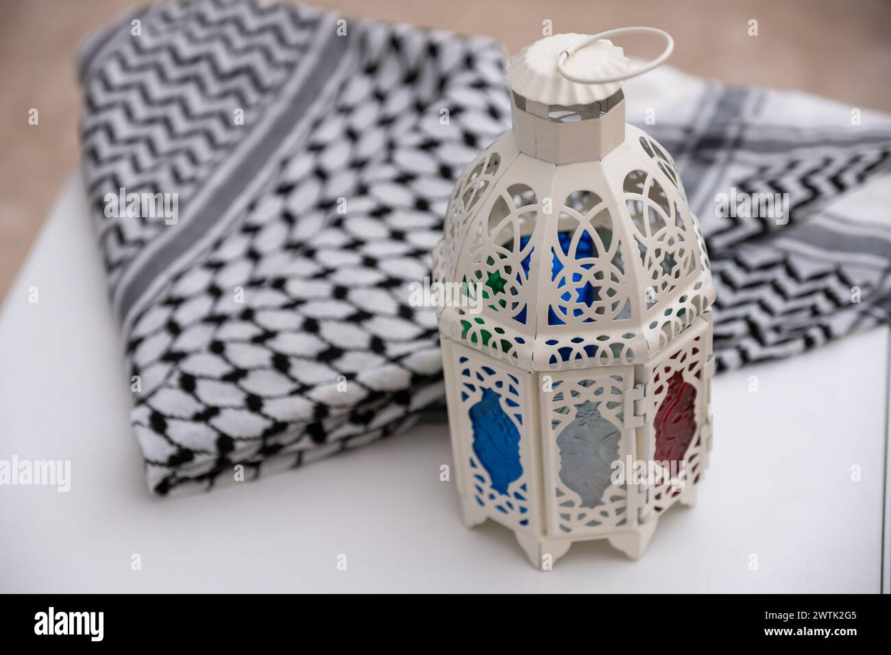 palestine keffiyeh avec lanterne ramadan sur fond isolé Banque D'Images