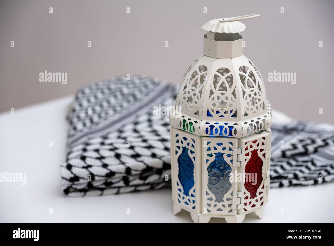 palestine keffiyeh avec lanterne ramadan sur fond isolé Banque D'Images