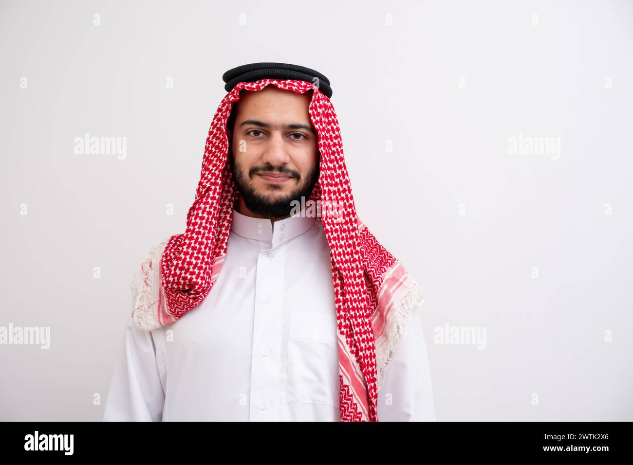 Mâle musulman arabe isolé portant du thawb Banque D'Images