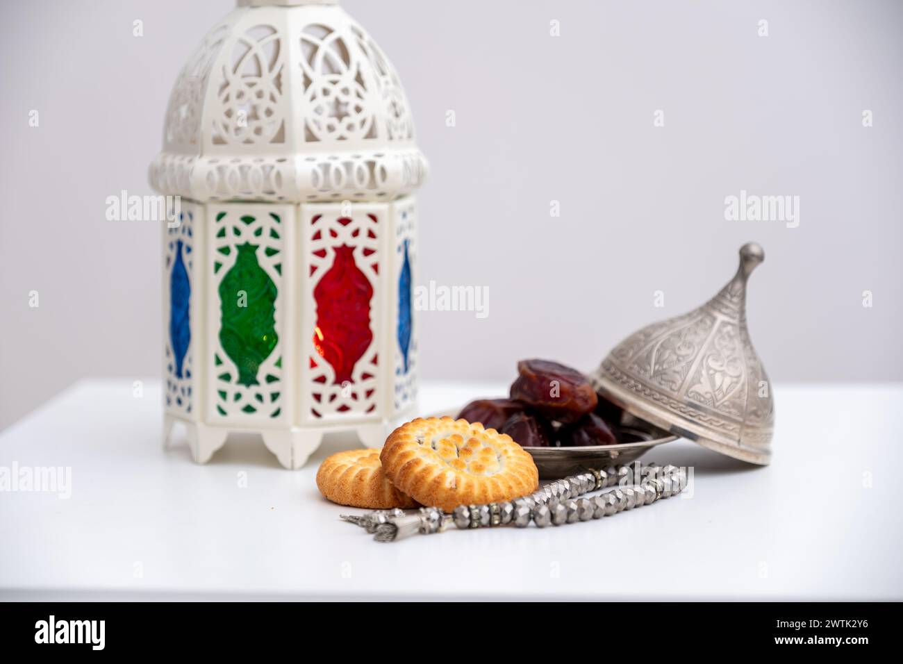 dattes kahk eid bonbons et fanos sur fond blanc isolé Banque D'Images