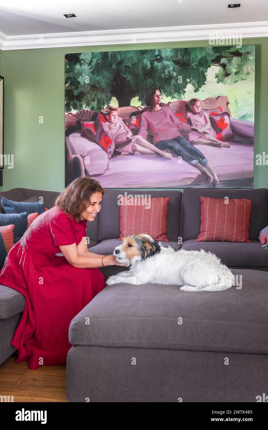 Femme caressant chien dans la maison familiale irlandaise. Greystones, comté de Wicklow, Irlande Banque D'Images