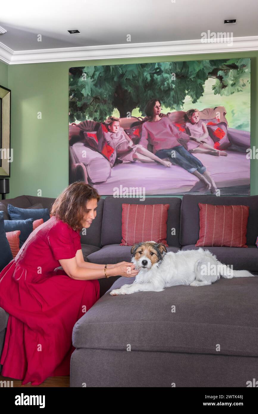Femme caressant chien dans la maison familiale irlandaise. Greystones, comté de Wicklow, Irlande Banque D'Images