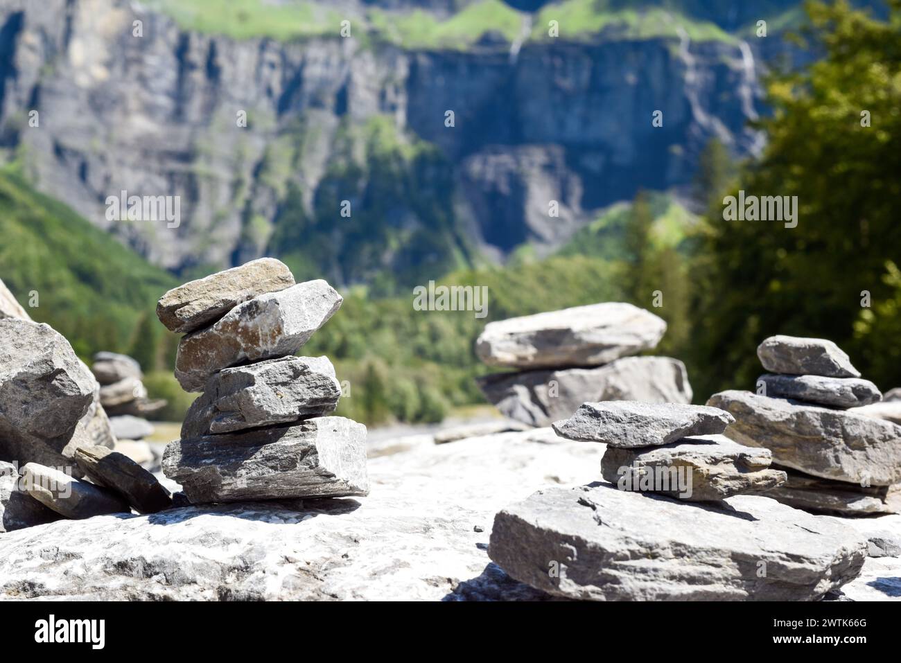 Pile de rochers d'équilibre symbolisant la paix et la pleine conscience sur un paysage montagneux luxuriant Banque D'Images