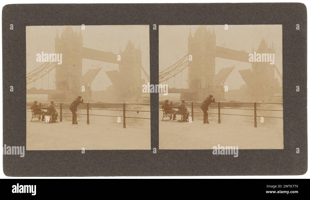 Tower Bridge se fermant après avoir laissé passer un vapeur, des tirages à l'albumen londonien, des tirages en noir et blanc, des photographies stéréoscopiques Banque D'Images