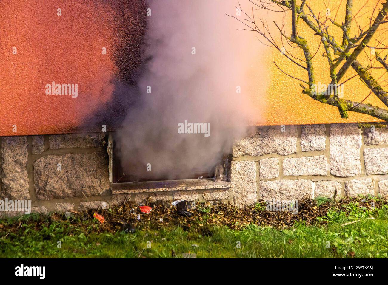 240318Kellerbrand News ID : en 2024-03-18 Kellerbrand in Einfamilienhaus Bewohner schwer verletzt in Klinik Zwönitz. Rettungskräfte von Feuerwehr, Rettungsdienst, Notarzt und Polizei sind in der Nacht zu Montag gegen 23:00 Uhr zu einem Kellerbrand in einem Einfamilienhaus ausgerückt. Wie der Einsatzleiter Lars Seitenglanz berichtet, stand beim Eintreffen der ersten Kräfte der Keller des Einfamilienhauses in Vollbrand. Der Bewohner des Hauses War von Nachbarn bereits aus dem Haus gerettet und versorgt worden. Kameraden der Feuerwehr unterstützten die Nachbarn BEI der Versorgung des schwer verlet Banque D'Images