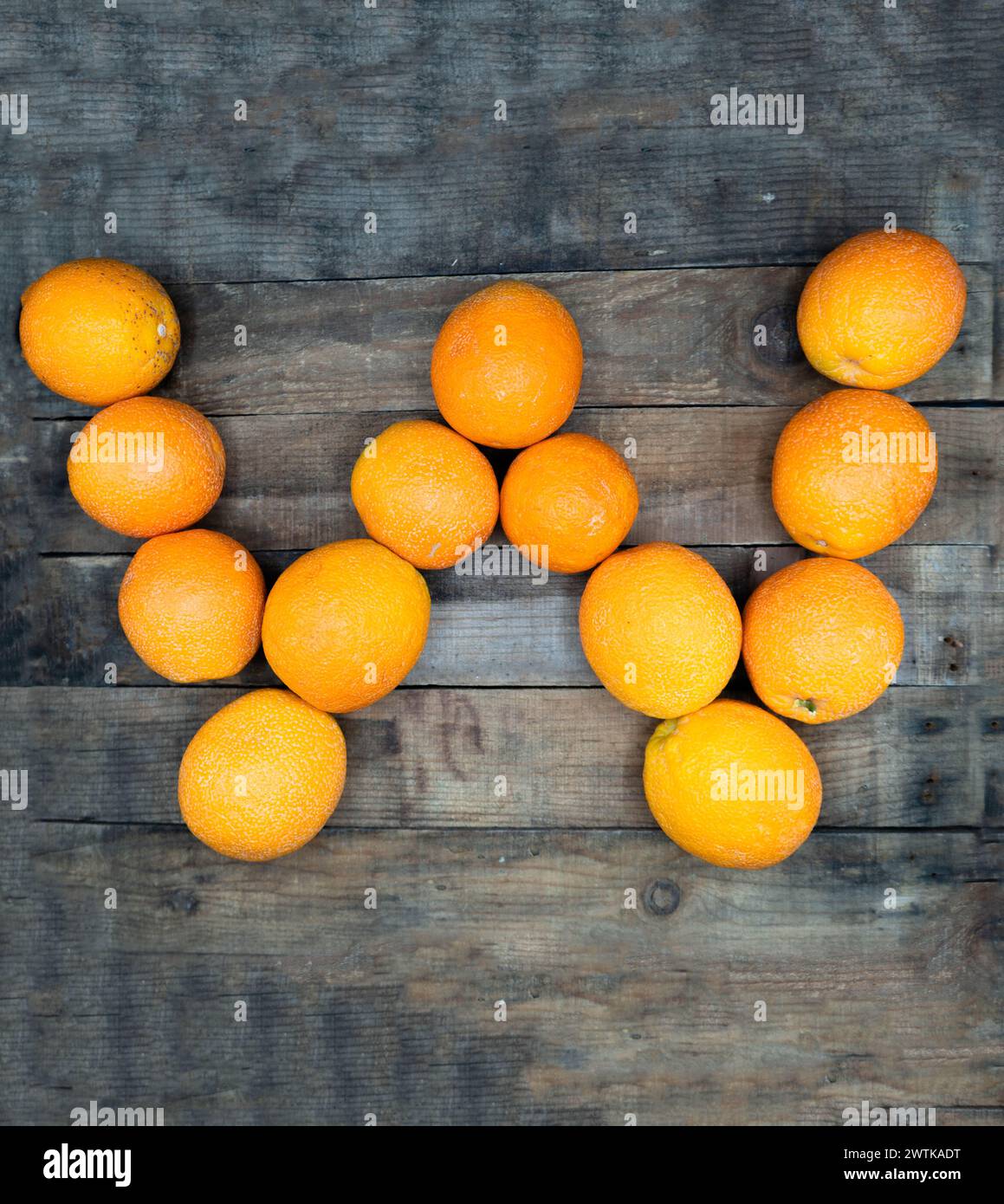 Oranges placées en forme de W. Banque D'Images