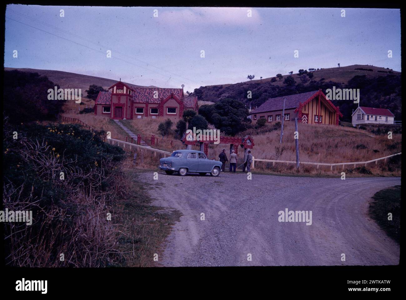 Otakou, l'église maorie ornée, la maison de réunion Tamatea et l'école natale de Ngai-Tahu de la péninsule d'Otago transparents en couleurs, diapositives en couleurs Banque D'Images