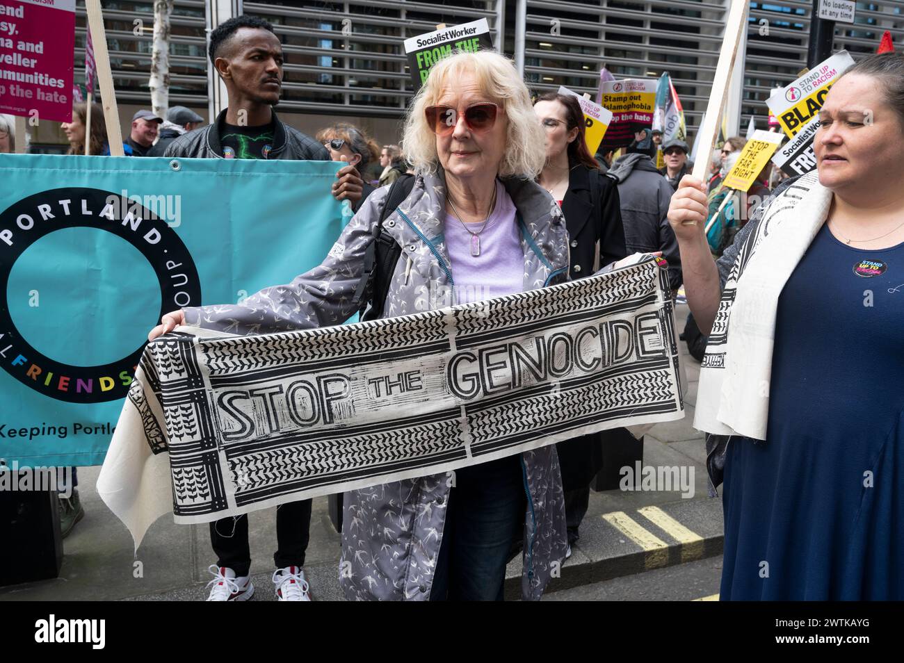 Journée d'action des Nations Unies contre le racisme. Rassemblement devant le Home Office, Victoria, Londres. Une femme tient une écharpe imprimée par Pecham Keffiyeh Banque D'Images