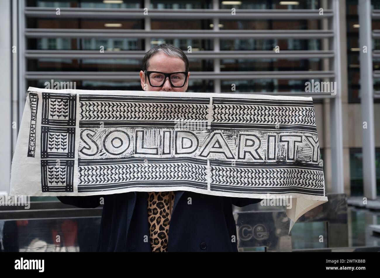 Journée d'action des Nations Unies contre le racisme. Foulard 'solidarité' imprimé par Peckham Keffiyeh pour collecter des fonds pour MAP (aide médicale pour la Palestine) Banque D'Images