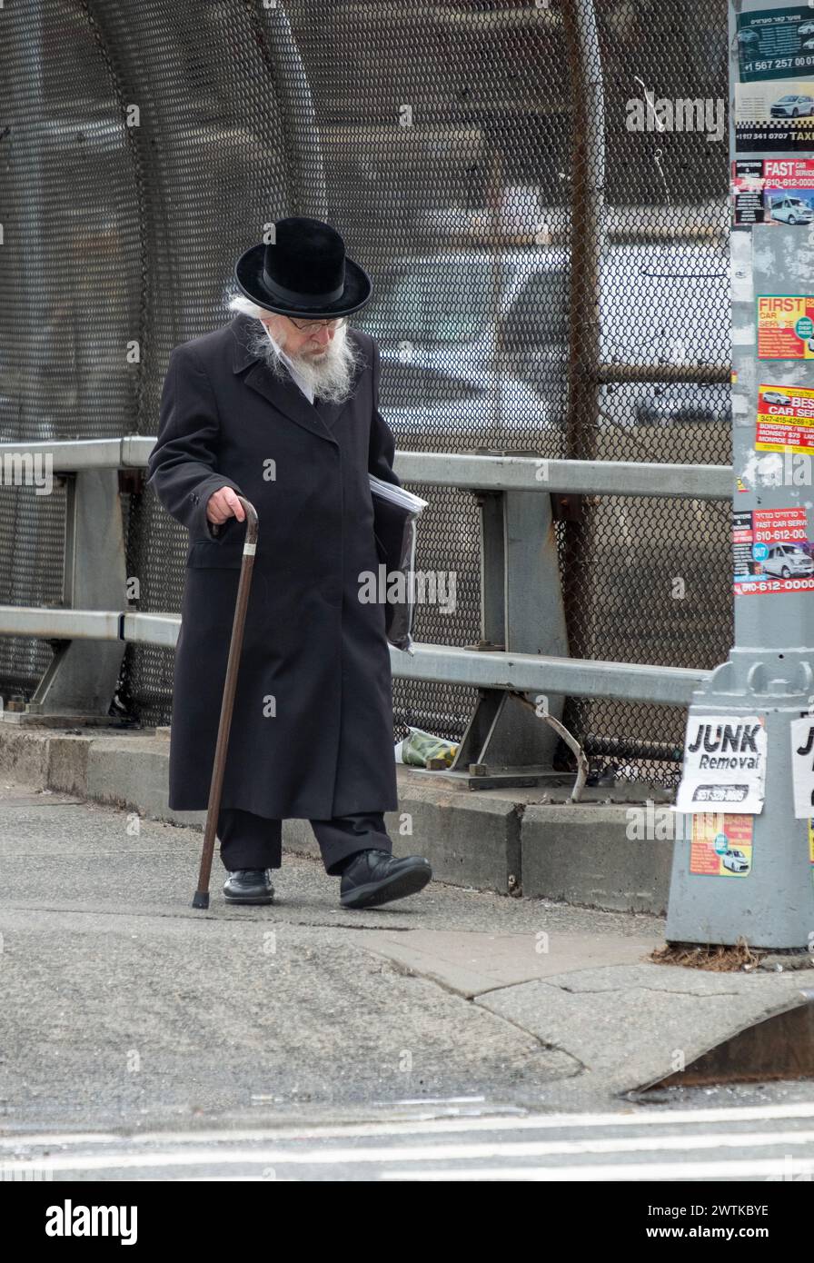 Un juif orthodoxe âgé rentre chez lui sur Lee Ave, sur le pont autoroutier de Brooklyn, Queens Expressway. Ses Peyus soufflent dans le vent. À Brooklyn, New. Banque D'Images