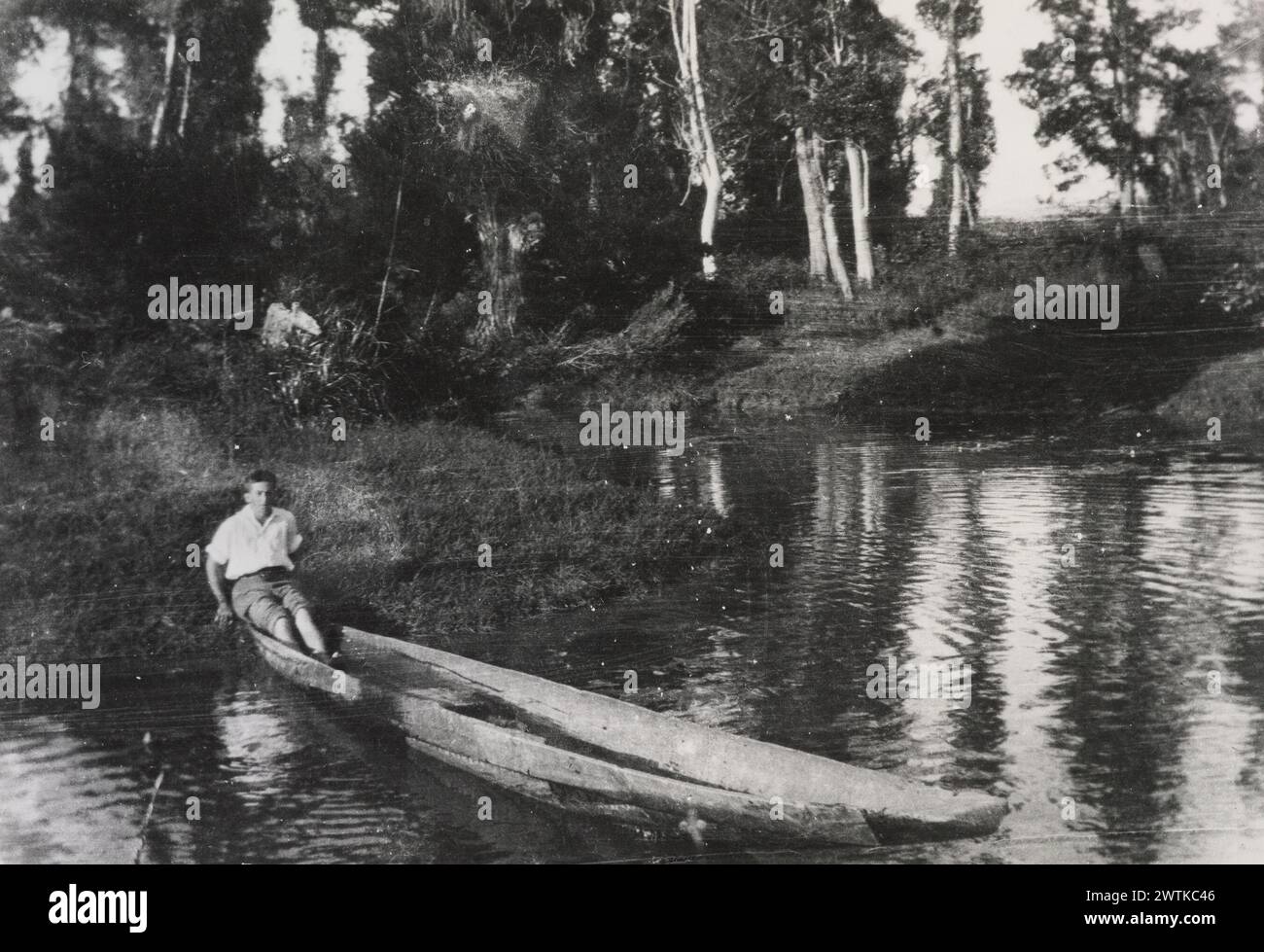 Eric Lee-Johnson dans un waka de guerre maori près de la rivière Waikato, Tuakau imprime en noir et blanc Banque D'Images