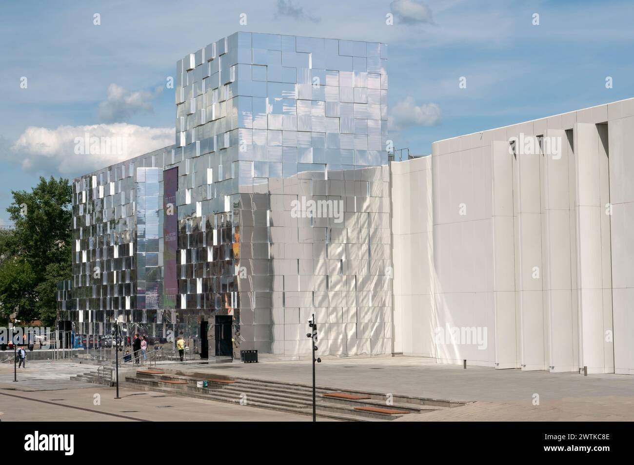 Nijni Novgorod, Russie - 30 mai 2023 : bâtiment miroir moderne du centre fédéral des affaires et du commerce. Méthode des rencontres internationales et exhib Banque D'Images