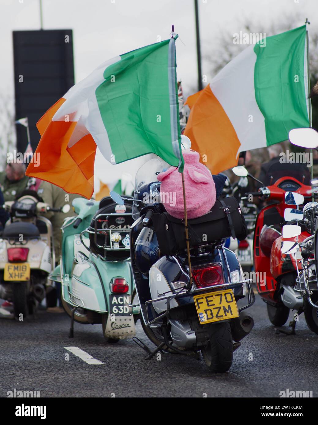 Birmingham, Royaume-Uni. 17 mars 2024. Le défilé de la Saint-Patrick 2024 est un retour bienvenu en ville, des milliers de personnes descendent dans les rues pour célébrer. Banque D'Images
