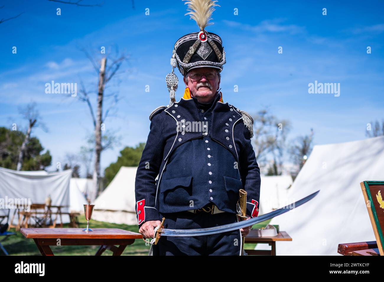 Patrick, reconstituteur français, pose à la réplique d'un camp lors de la reconstitution historique de "Los Sitios", les événements qui ont eu lieu à Saragosse, en Espagne, Banque D'Images