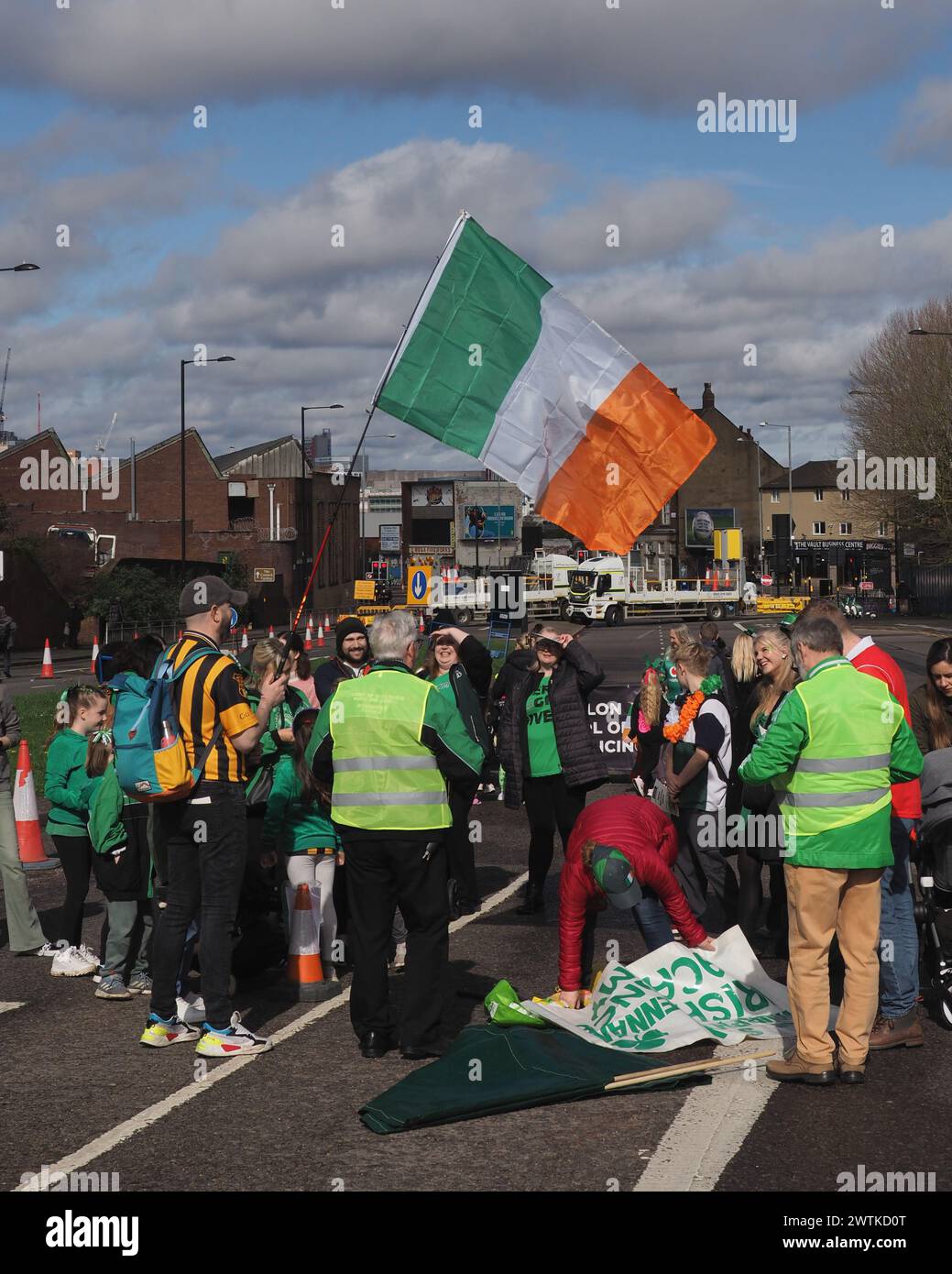 Birmingham, Royaume-Uni. 17 mars 2024. Le défilé de la Saint-Patrick 2024 est un retour bienvenu en ville, des milliers de personnes descendent dans les rues pour célébrer. Banque D'Images