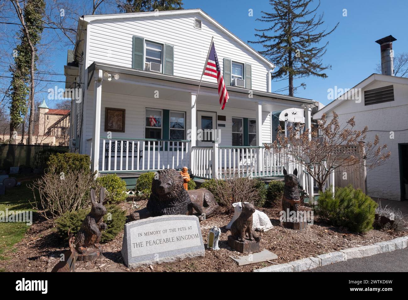 L'immeuble de bureaux du cimetière pour animaux de compagnie Hartsdale avec plusieurs sculptures sanmales décoratives sur la pelouse avant. Banque D'Images