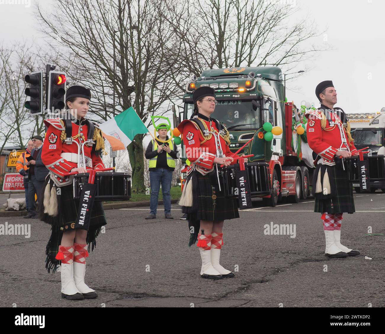 Birmingham, Royaume-Uni. 17 mars 2024. Le défilé de la Saint-Patrick 2024 est un retour bienvenu en ville, des milliers de personnes descendent dans les rues pour célébrer. Banque D'Images