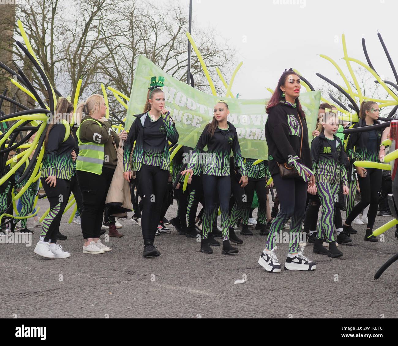 Birmingham, Royaume-Uni. 17 mars 2024. Le défilé de la Saint-Patrick 2024 est un retour bienvenu en ville, des milliers de personnes descendent dans les rues pour célébrer. Banque D'Images