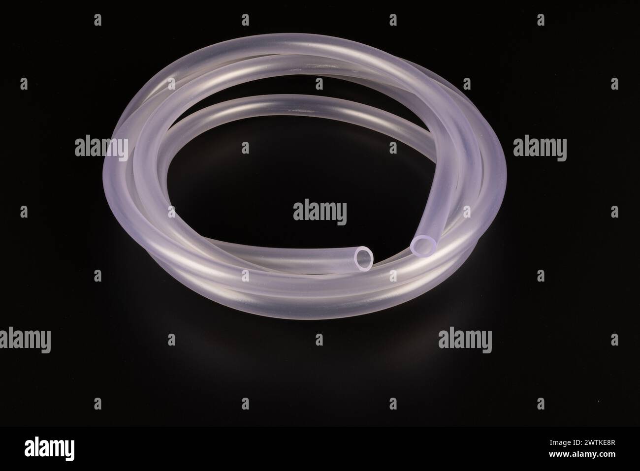 bobine de tube en plastique transparent sur fond noir Banque D'Images