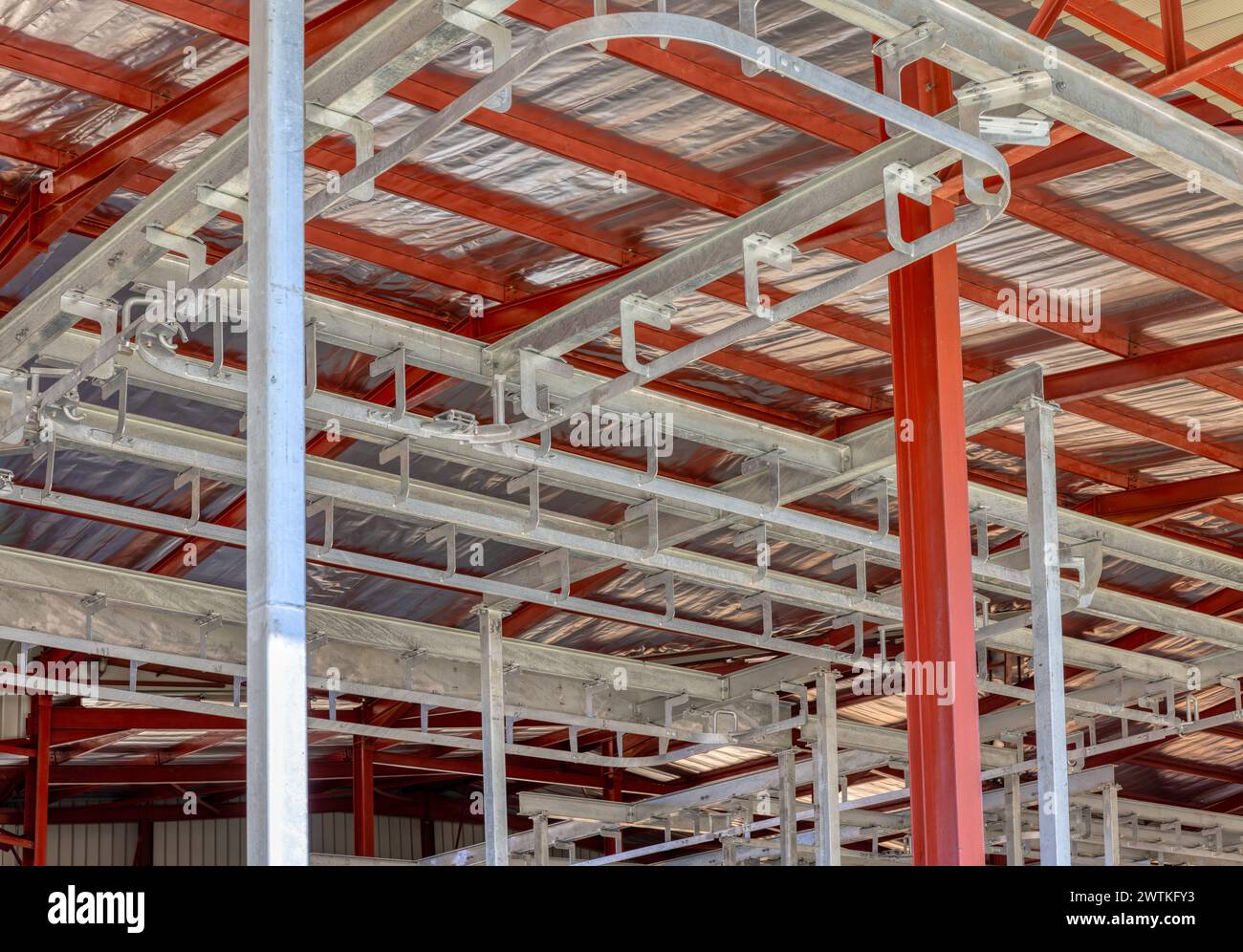 entrepôt industriel de toit de plafond isolé, vue intérieure avec poutres en acier isolées de la chaleur Banque D'Images