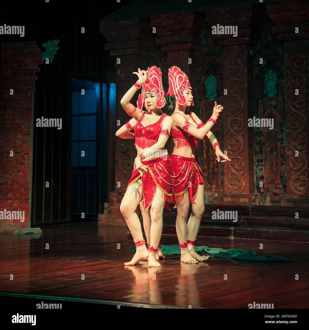 My son, Vietnam, 21 novembre 2022 : des interprètes féminines font une démonstration de danse traditionnelle khmère dans le centre culturel de My son Sanctuary, au centre du Vietnam Banque D'Images
