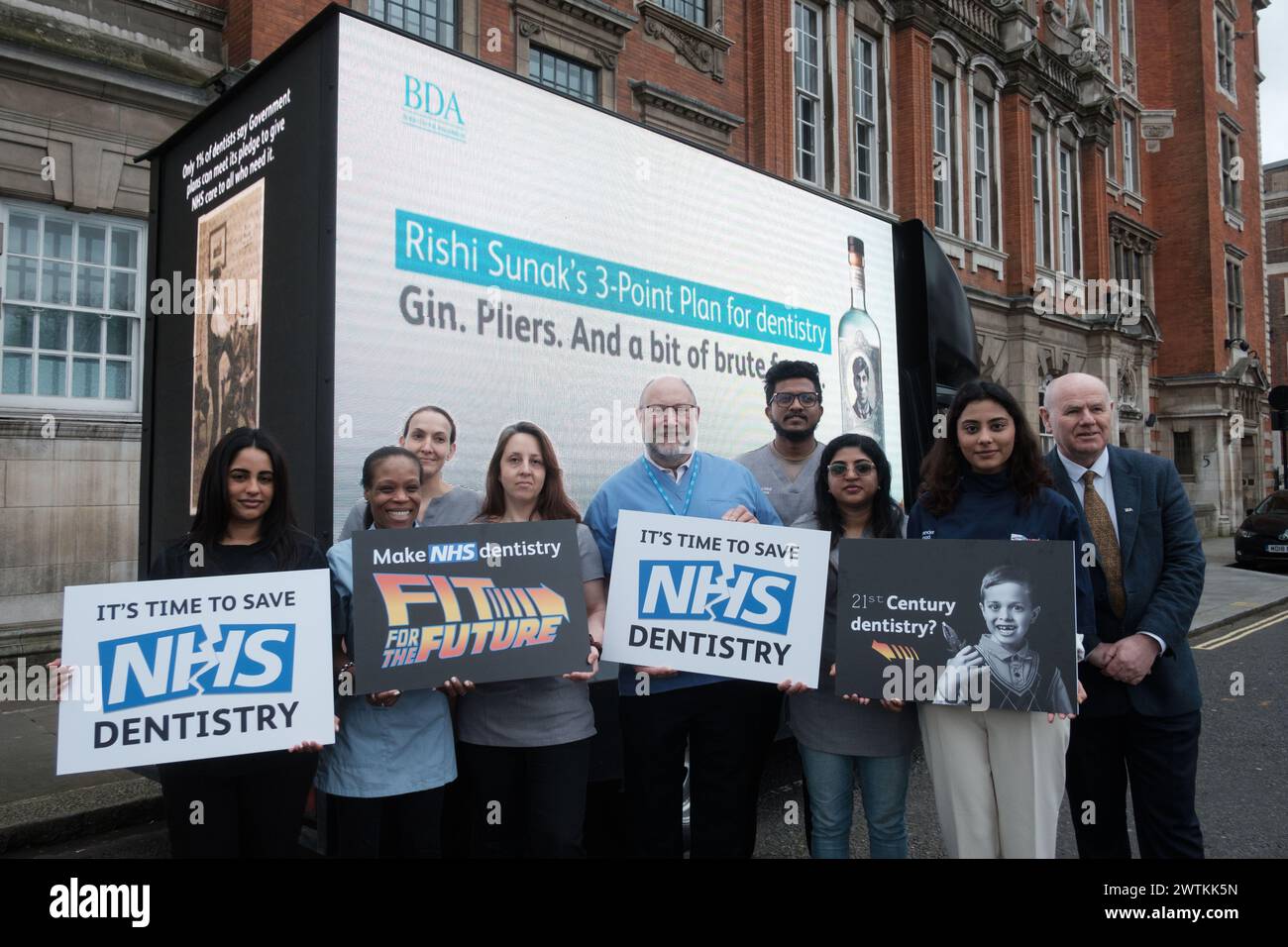 Londres, Royaume-Uni. 18 mars 2024. Un groupe de dentistes se réunissent à Whitehall pour exprimer leurs préoccupations au sujet de l'état des soins dentaires du NHS. La manifestation, organisée par des professionnels dentaires, vise à faire la lumière sur les graves défis auxquels le secteur est confronté. Les participants sont censés partager des histoires douloureuses de patients forcés d'effectuer des auto-extractions en raison du manque de services dentaires accessibles. La manifestation vise à inciter le gouvernement à prendre des mesures en faveur de réformes substantielles visant à améliorer les soins dentaires du NHS. Crédit : Joao Daniel Pereira/Alamy Live News Banque D'Images