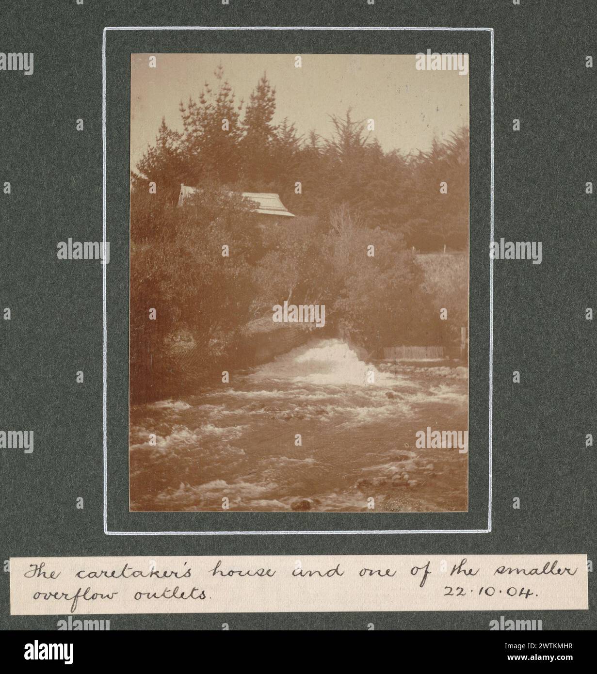 À Wellington : la maison du gardien et l'un des plus petits débordements, 22 octobre 1904. Tiré de l'album : photographies de famille [1904-1907] tirages photographiques, tirages argentés gélatineux, tirages noir et blanc, paysages Banque D'Images