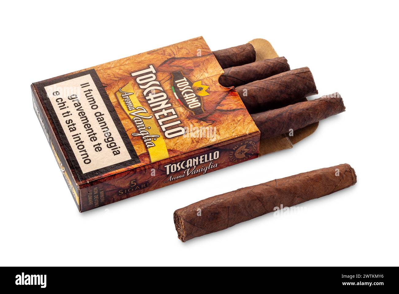 Italie - 11 mars 2024 : cigare à la vanille Toscanello de Manifatture Sigaro Toscano. Boîte et demi-cigare isolés sur blanc, chemin de découpage Banque D'Images