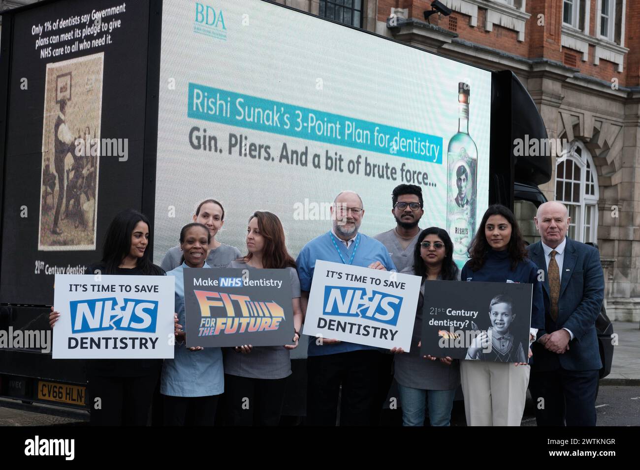 Crise dentaire du NHS : rassemblement des dentistes pour la réforme à Londres Un groupe de dentistes se réunit à Whitehall pour exprimer leurs préoccupations sur l'état des soins dentaires du NHS. La manifestation, organisée par des professionnels dentaires, vise à faire la lumière sur les graves défis auxquels le secteur est confronté. Les participants sont censés partager des histoires douloureuses de patients forcés d'effectuer des auto-extractions en raison du manque de services dentaires accessibles. La manifestation vise à inciter le gouvernement à prendre des mesures en faveur de réformes substantielles visant à améliorer les soins dentaires du NHS. Londres Angleterre Royaume-Uni Copyright : xJoaoxDanielxPereirax Banque D'Images