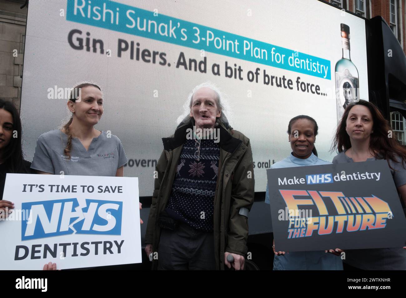 Crise dentaire du NHS : rassemblement des dentistes pour la réforme à Londres Un groupe de dentistes se réunit à Whitehall pour exprimer leurs préoccupations sur l'état des soins dentaires du NHS. La manifestation, organisée par des professionnels dentaires, vise à faire la lumière sur les graves défis auxquels le secteur est confronté. Les participants sont censés partager des histoires douloureuses de patients forcés d'effectuer des auto-extractions en raison du manque de services dentaires accessibles. La manifestation vise à inciter le gouvernement à prendre des mesures en faveur de réformes substantielles visant à améliorer les soins dentaires du NHS. Londres Angleterre Royaume-Uni Copyright : xJoaoxDanielxPereirax Banque D'Images