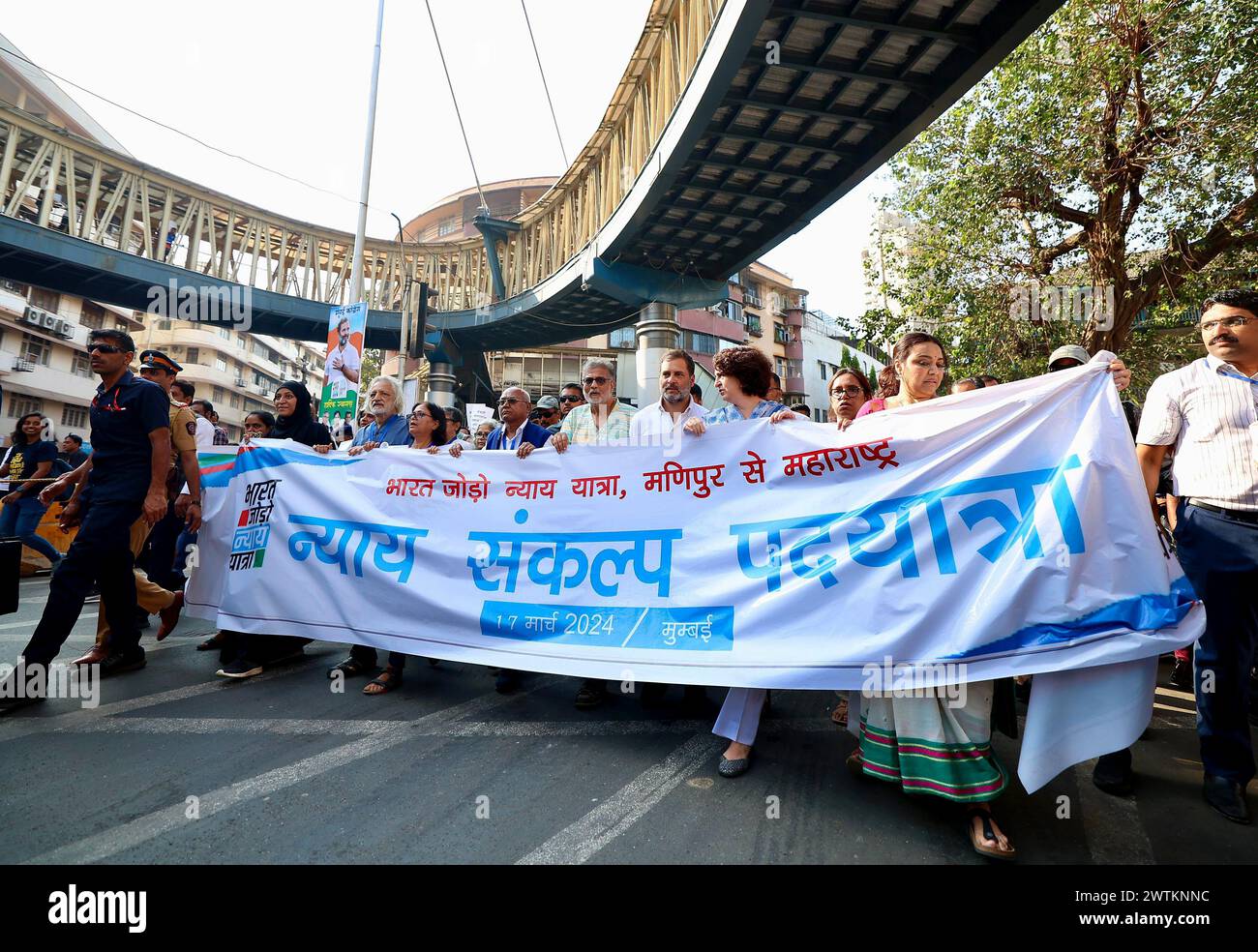 Mumbai, Inde. 17 mars 2024. Mumbai, 17 mars (ANI) : le leader du Congrès Rahul Gandhi, la secrétaire générale du parti Priyanka Gandhi Vadra et l'acteur Swara Bhaskar, commencent le 'Jan Nyay Padyatra' de Mani Bhavan Sangrahalaya à Mumbai dimanche. (ANI photo via Hindustan Times/SIPA USA) crédit : SIPA US/Alamy Live News Banque D'Images