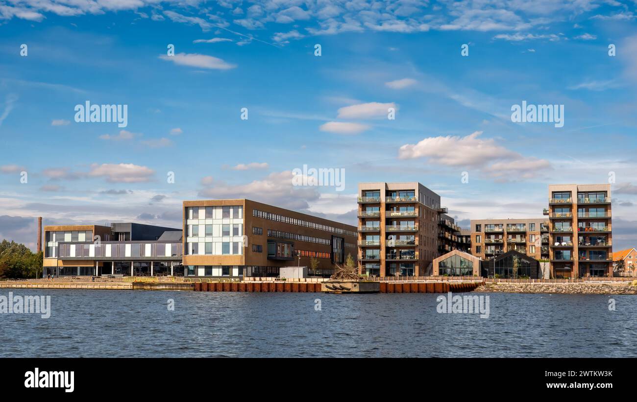 Appartements contemporains en bord de mer et immeubles de bureaux à Nørresundby le long du Limfjord à Aalborg, Nordjylland, Danemark Banque D'Images