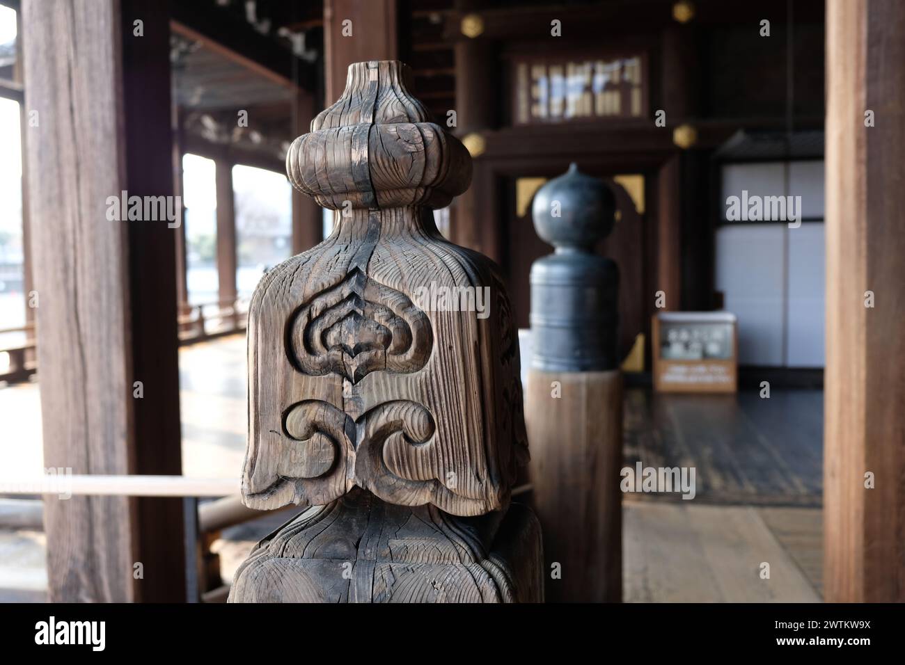 Barrière de bois et couloir à Nishi Honganji site du patrimoine mondial de l'UNESCO Banque D'Images