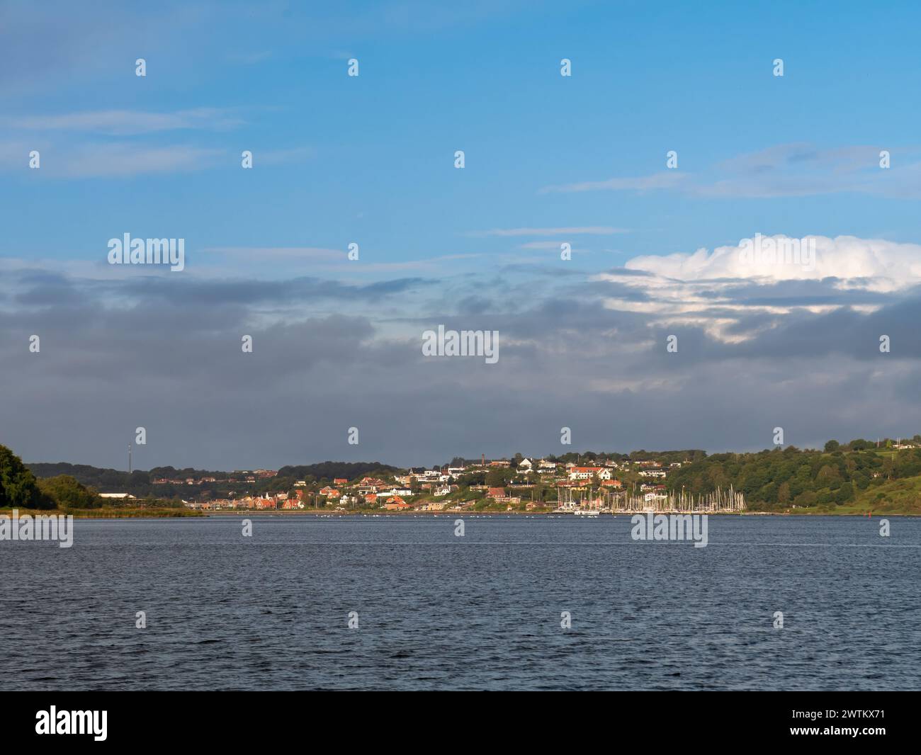 Panorama d'automne de la côte du fjord Mariager près de Hobro, Himmerland, Nordjylland, Danemark, avec des collines boisées Banque D'Images