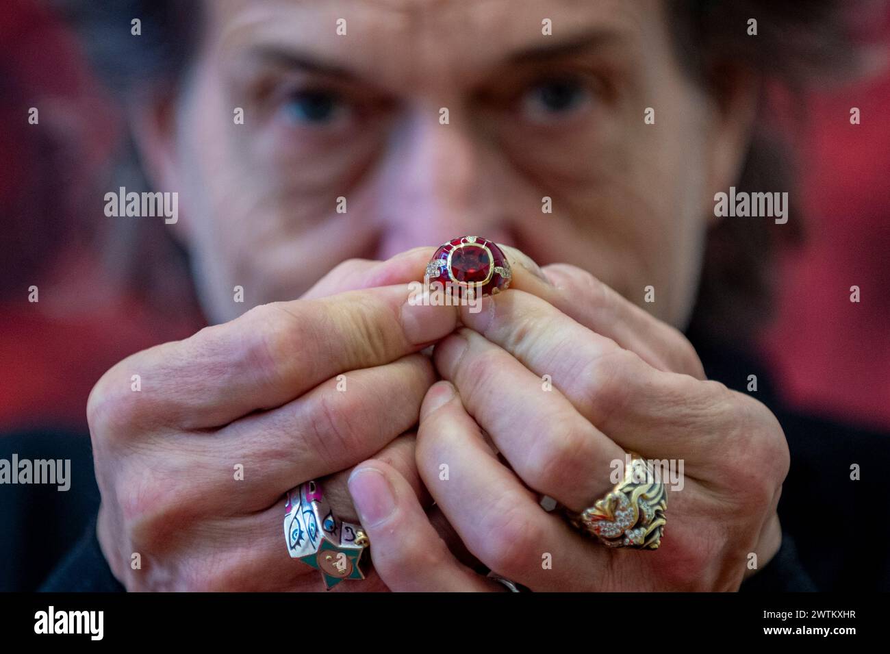 Londres, Royaume-Uni. 18 mars 2024. Le bijoutier Stephen Webster présente une bague en spinelle et diamant, « Full Bleed », lors d’une avant-première de SEEING RED, une exposition à Phillips Berkeley Square, organisée par Jane Neal et FRU Tholstrup, montrant des œuvres d’artistes et comment chacun « voit le rouge », que ce soit la colère, la passion, la peur ou l’amour. Credit : Stephen Chung / Alamy Live News Banque D'Images