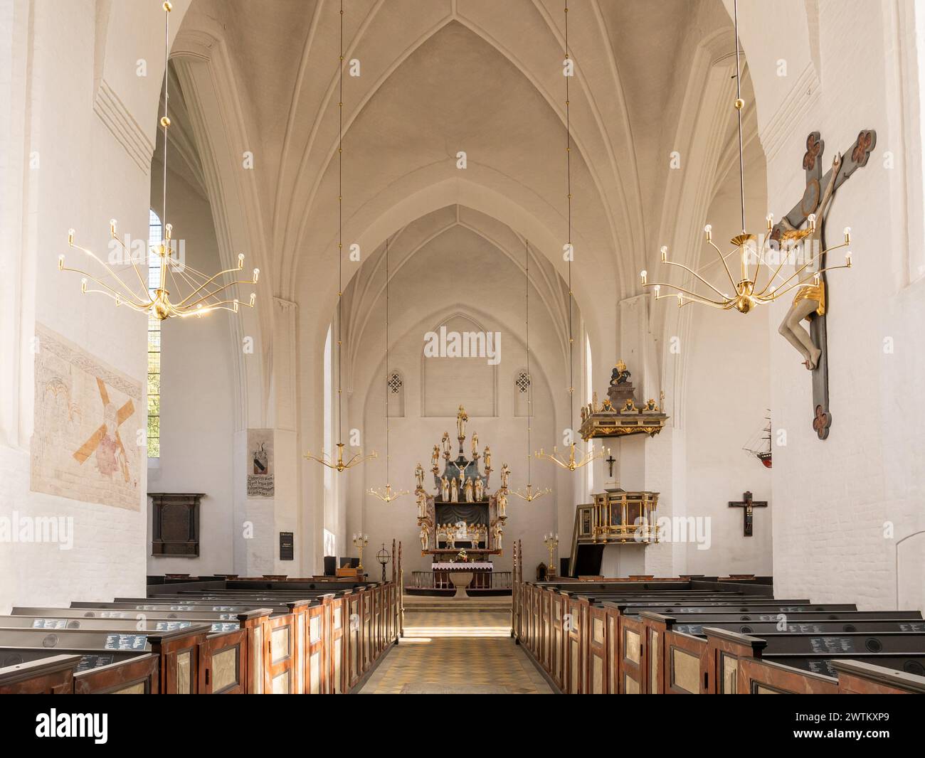 Vue de l'intérieur de l'église Mariager, avec chaire et chœur avec autel, Nordjylland, Danemark Banque D'Images