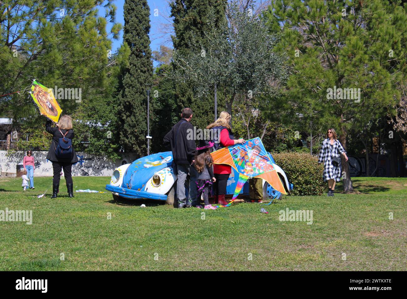 Athènes, Grèce. 18 mars 2024. Athènes, Grèce, 18 mars 2024. Les Grecs sortent dans les parcs pour célébrer le lundi propre, à Athènes, en Grèce, le 18 mars 2024. Enfants selon les cerfs-volants personnalisés.(photo par Kostas Galanis/Sipa USA) crédit : Sipa USA/Alamy Live News Banque D'Images