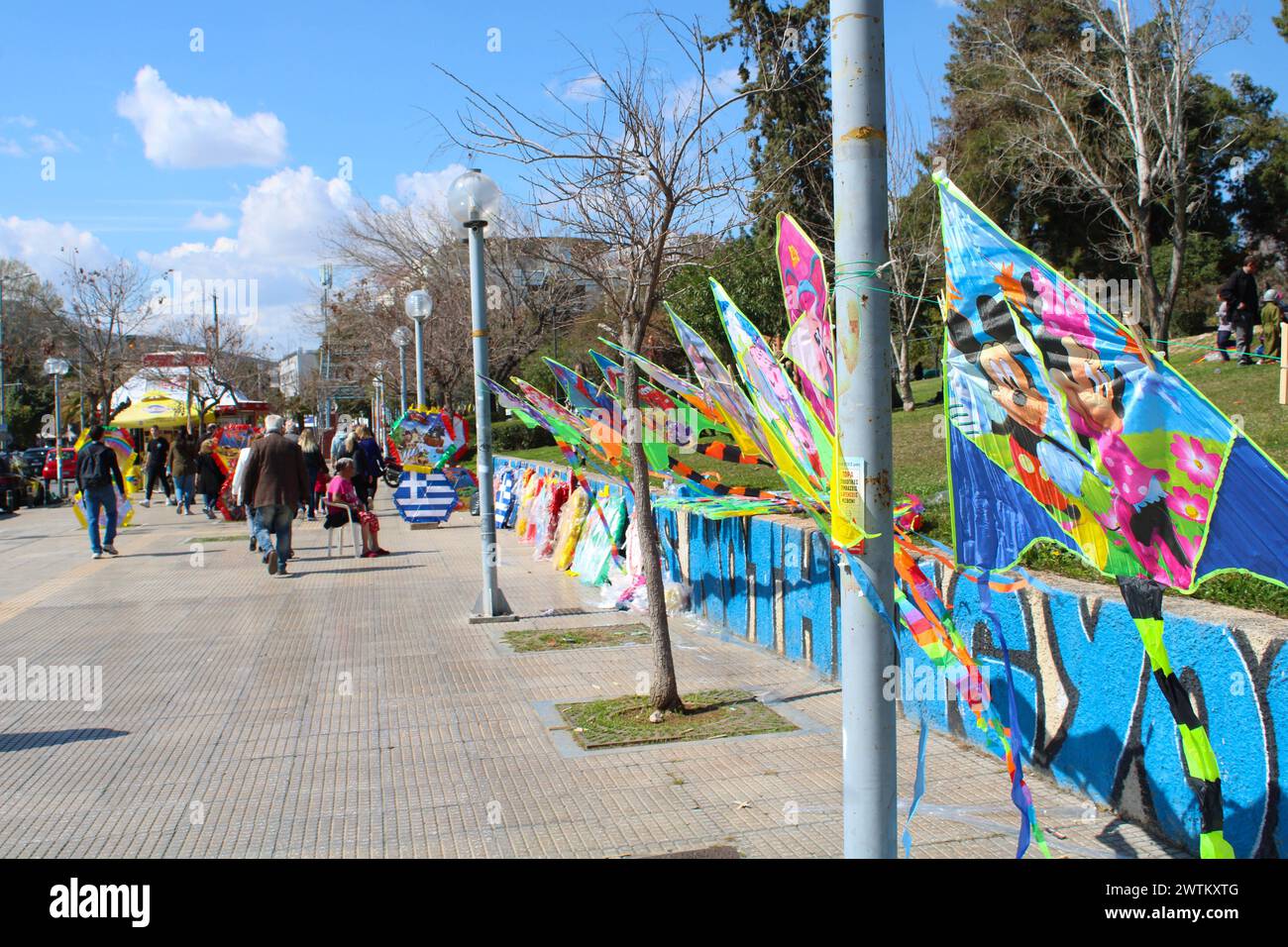 Athènes, Grèce. 18 mars 2024. Athènes, Grèce, 18 mars 2024. Les Grecs sortent dans les parcs pour célébrer le lundi propre, à Athènes, en Grèce, le 18 mars 2024. Enfants selon les cerfs-volants personnalisés.(photo par Kostas Galanis/Sipa USA) crédit : Sipa USA/Alamy Live News Banque D'Images