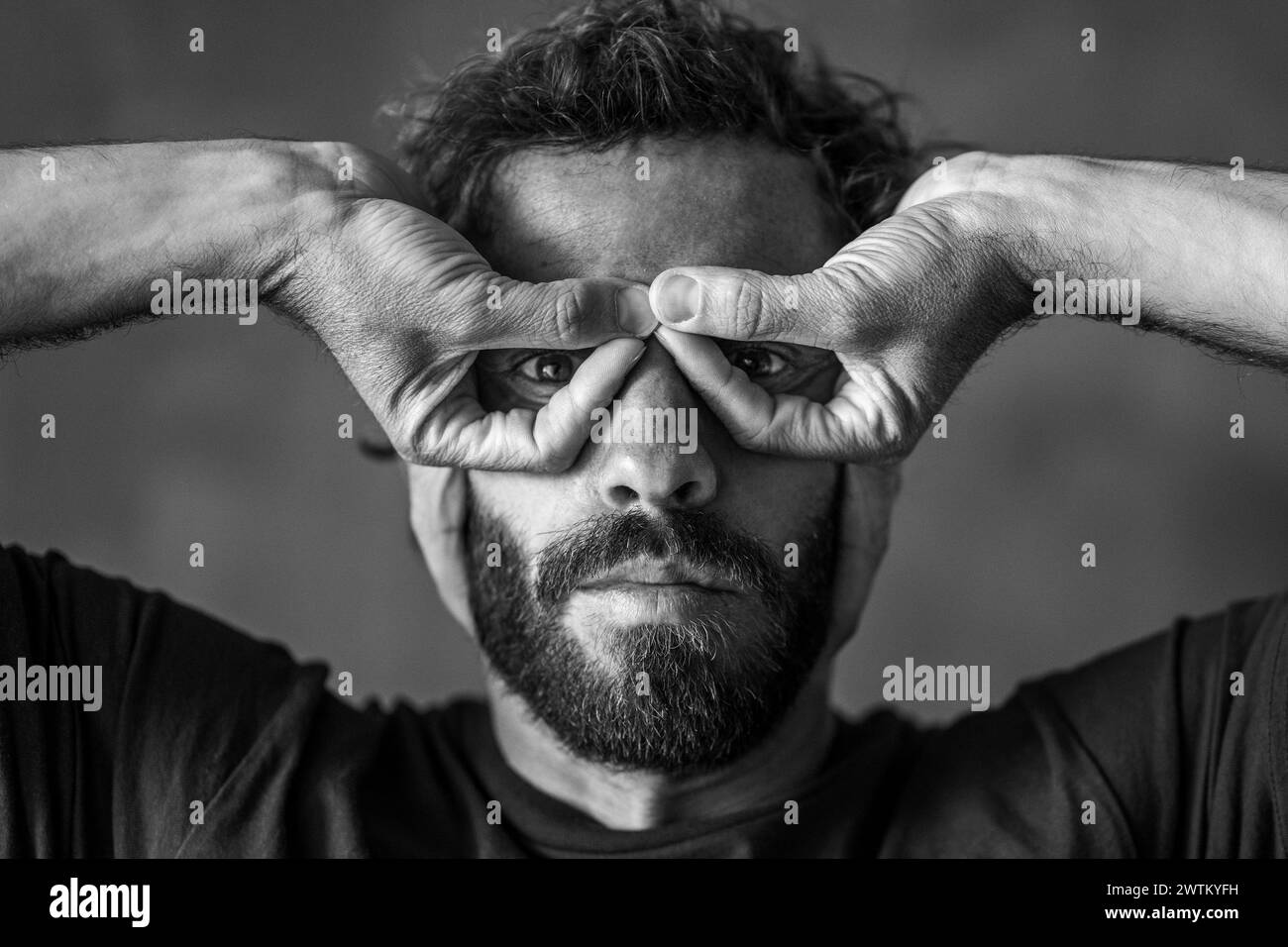 Homme adulte jouant au super-héros est imagination, rappelez-vous l'enfance Banque D'Images