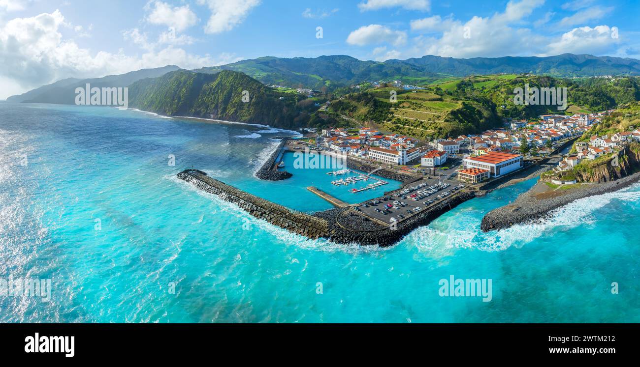 Vue aérienne à couper le souffle de Povoação, une ville pittoresque nichée parmi les collines verdoyantes de l'île de São Miguel aux Açores. Banque D'Images