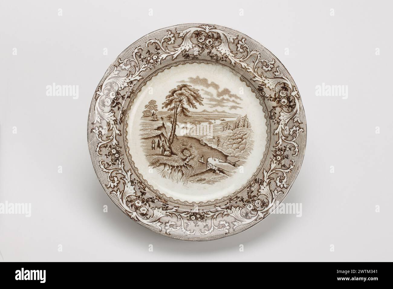 Assiette à dîner - D'après George L. Ashworth & Brothers, 1862-1968 Banque D'Images