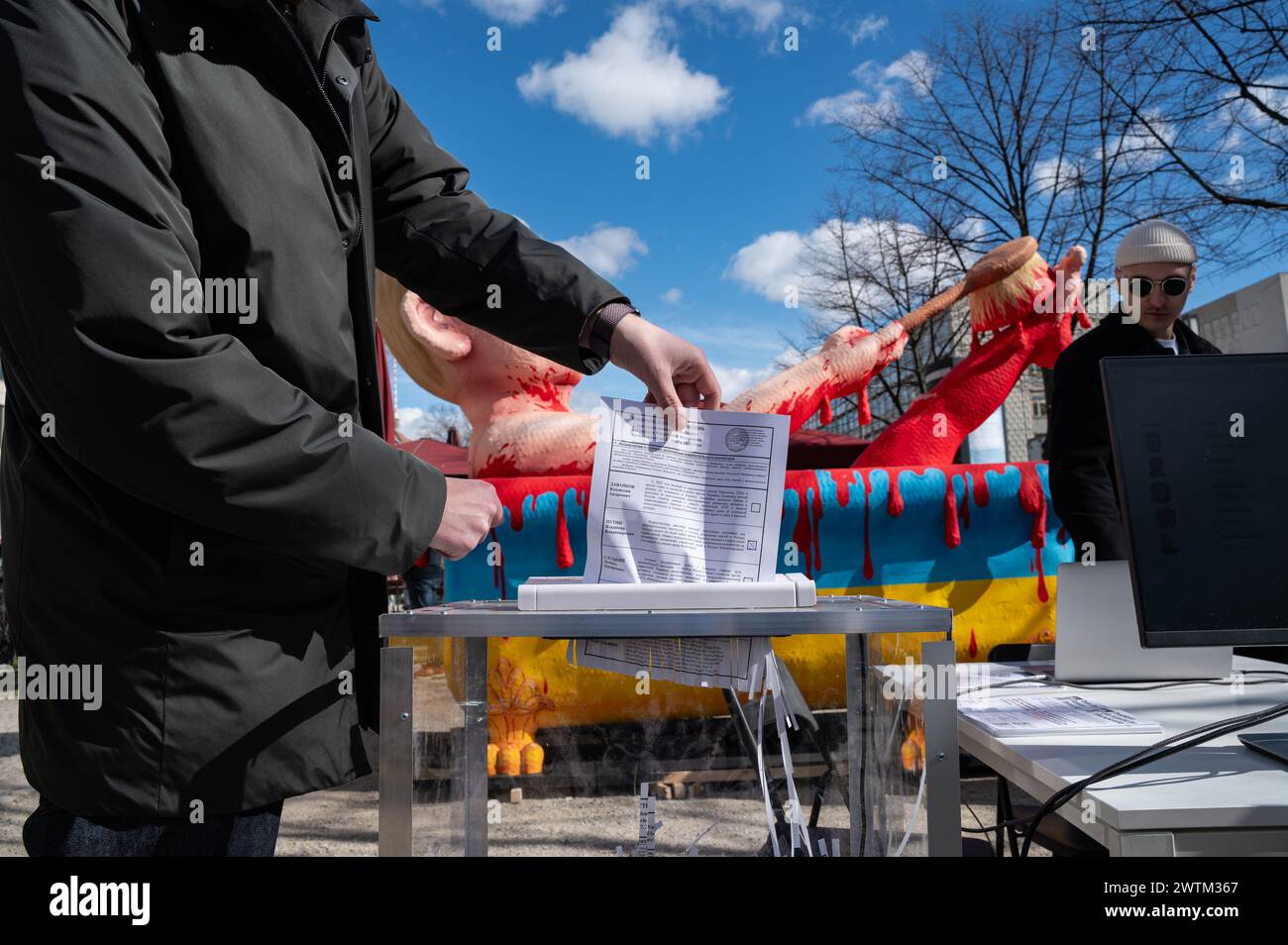 17.03.2024, Berlin, Allemagne, Europe - des milliers de personnes protestent contre le président russe Poutine et la guerre contre l'Ukraine face à l'ambassade russe. Banque D'Images