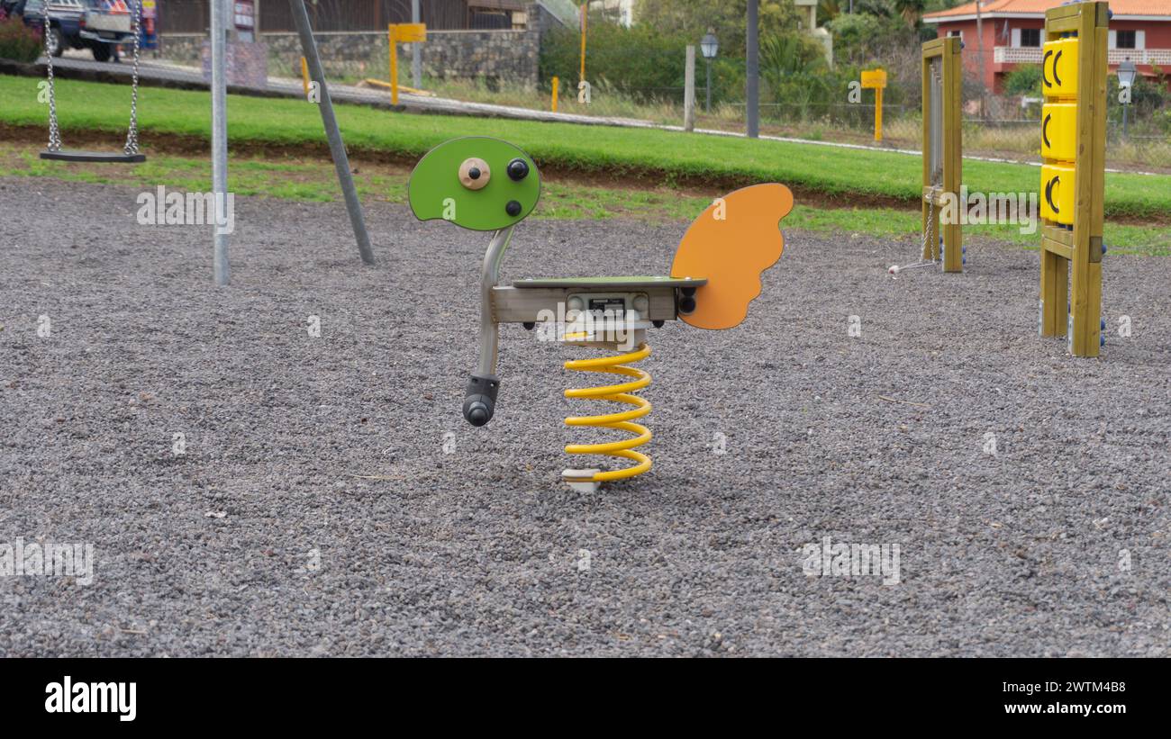 Terrain de jeu dynamique, enfants heureux, amusement en plein air Banque D'Images
