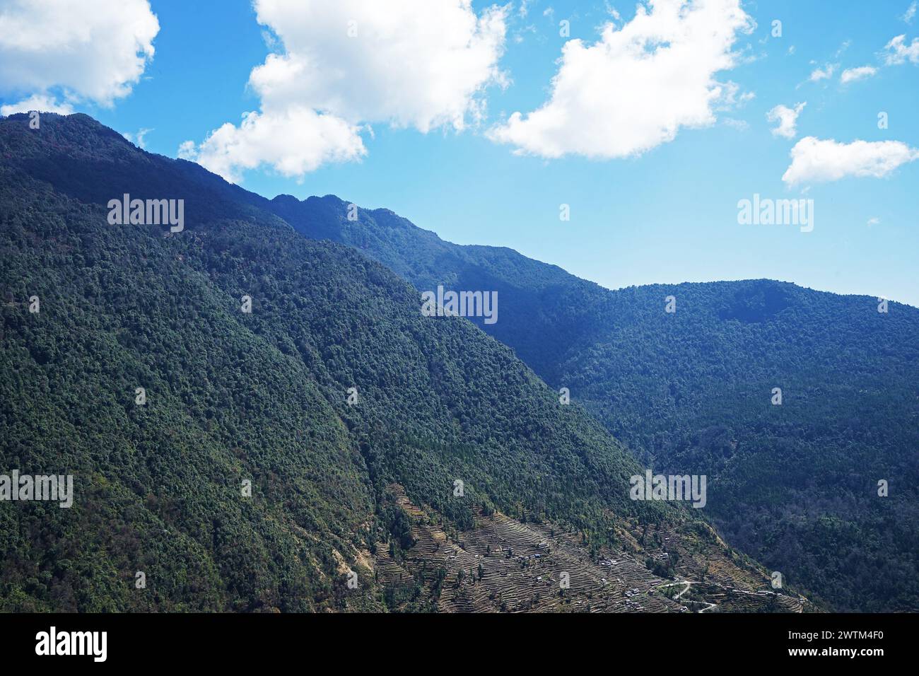 Vue sur le paysage naturel de la falaise de montagne rocheuse verte avec des nuages brumeux et brumeux Banque D'Images
